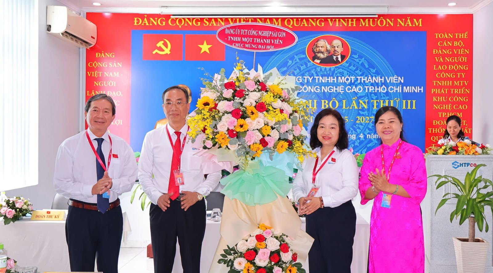 Lãnh đạo Tổng Công ty tặng hoa chúc mừng Đại hội